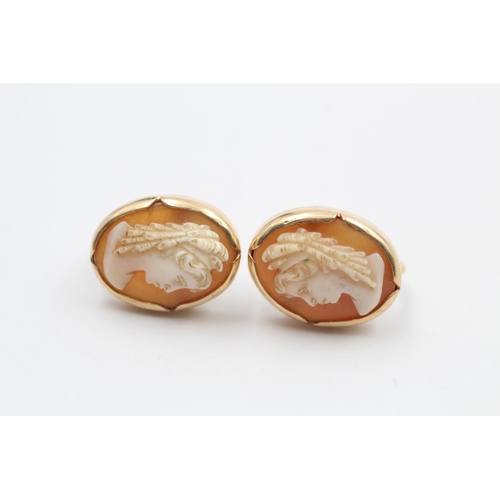 2 - A pair of 9ct gold cameo screw back earrings - approx. gross weight 6.3 grams