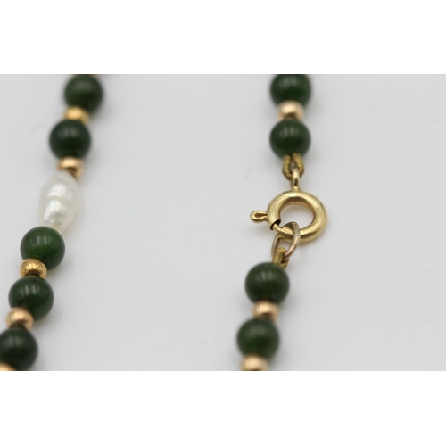 202 - A 9ct gold jade and pearl bead necklace - approx. gross weight 8.4 grams