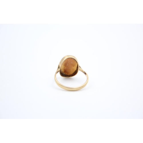 204 - A 9ct gold cameo ring - approx. gross weight 2.6 grams