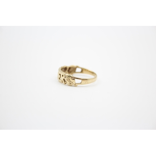 205 - A 9ct gold 'Sister' ring - approx. gross weight 2 grams