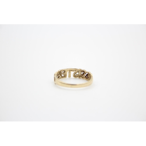 205 - A 9ct gold 'Sister' ring - approx. gross weight 2 grams