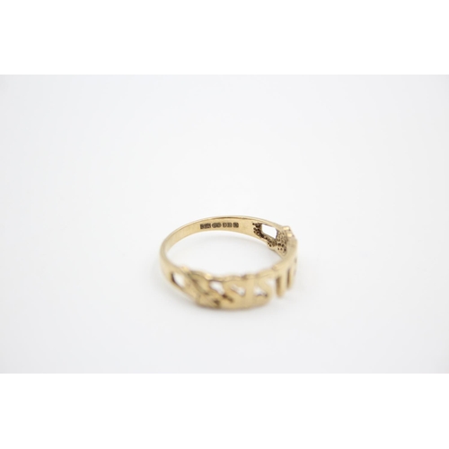 205 - A 9ct gold 'Sister' ring - approx. gross weight 2 grams