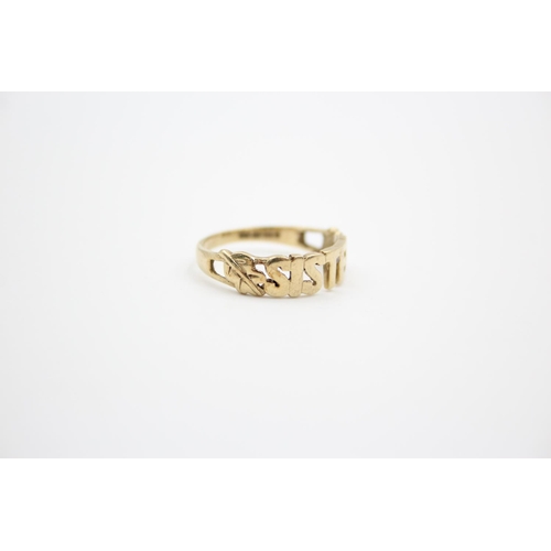 205 - A 9ct gold 'Sister' ring - approx. gross weight 2 grams