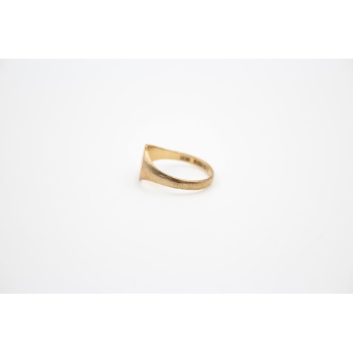 208 - A 9ct gold heart signet ring - approx. gross weight 1.9 grams