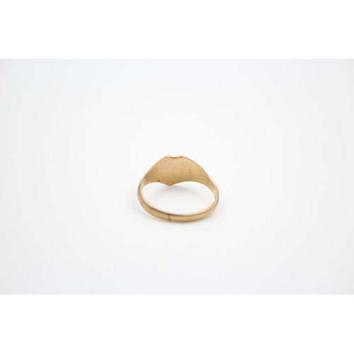 208 - A 9ct gold heart signet ring - approx. gross weight 1.9 grams