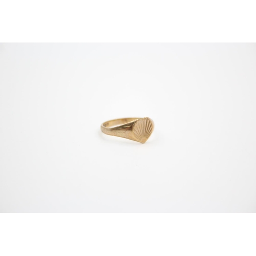 208 - A 9ct gold heart signet ring - approx. gross weight 1.9 grams