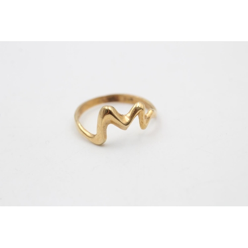 209 - A 9ct gold wave design ring - approx. gross weight 1.9 grams