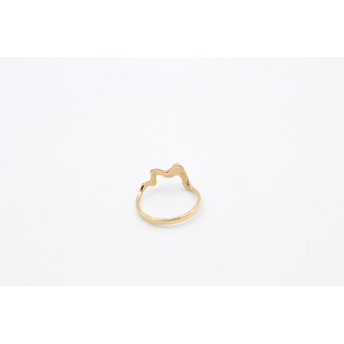 209 - A 9ct gold wave design ring - approx. gross weight 1.9 grams