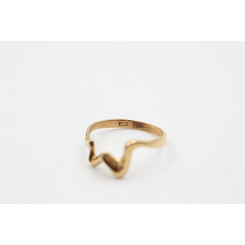 209 - A 9ct gold wave design ring - approx. gross weight 1.9 grams