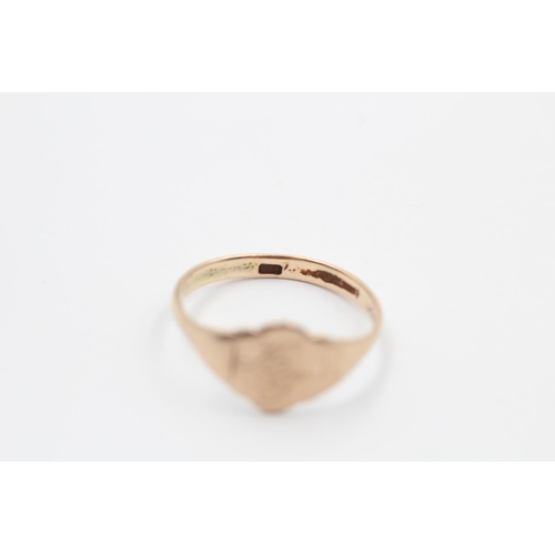 211 - A 9ct gold signet ring - approx. gross weight 1.8 grams