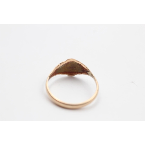 211 - A 9ct gold signet ring - approx. gross weight 1.8 grams