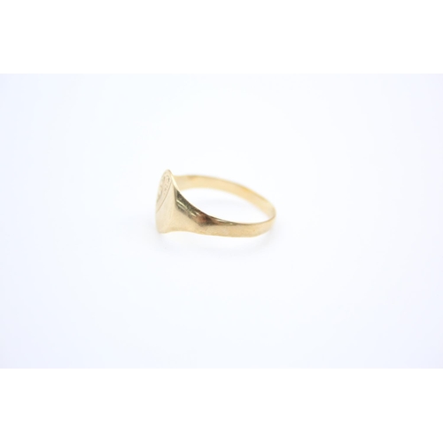 218 - A 9ct gold oval engraved signet ring - approx. gross weight 1.4 grams