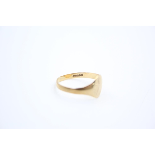 218 - A 9ct gold oval engraved signet ring - approx. gross weight 1.4 grams