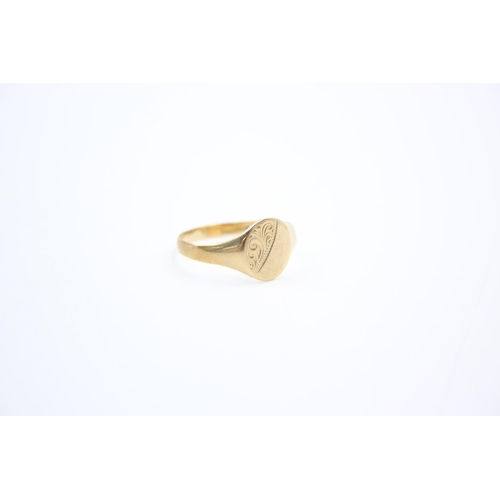 218 - A 9ct gold oval engraved signet ring - approx. gross weight 1.4 grams