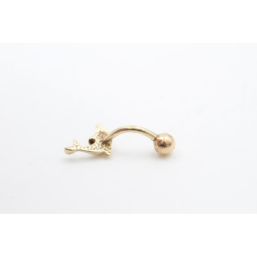 220 - A 9ct gold dolphin belly button bar - approx. gross weight 1.3 grams