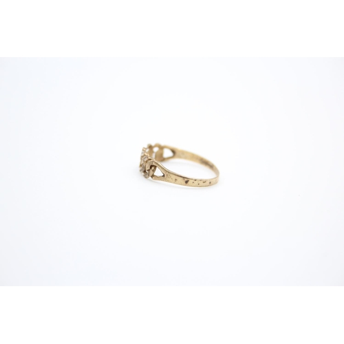 226 - A 9ct gold curb link design ring - approx. gross weight 1 gram