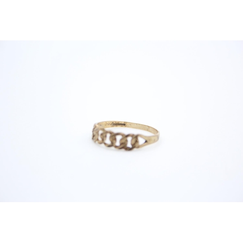 226 - A 9ct gold curb link design ring - approx. gross weight 1 gram