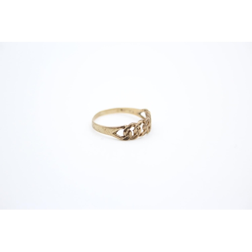 226 - A 9ct gold curb link design ring - approx. gross weight 1 gram