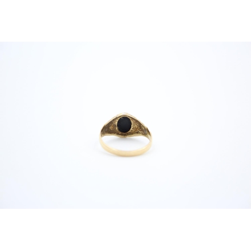 228 - A 9ct gold onyx geometric shouldered ring - approx. gross weight 1.4 grams