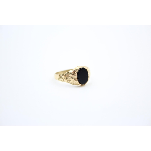 228 - A 9ct gold onyx geometric shouldered ring - approx. gross weight 1.4 grams