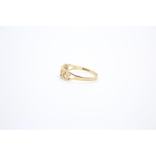 230 - A 9ct gold curb link design ring - approx. gross weight 0.9 grams