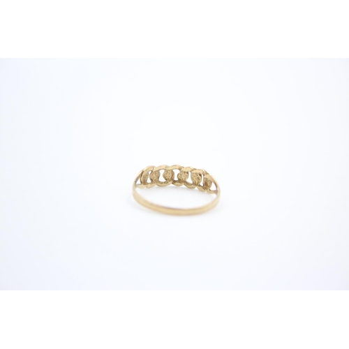 230 - A 9ct gold curb link design ring - approx. gross weight 0.9 grams