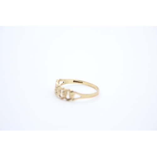 230 - A 9ct gold curb link design ring - approx. gross weight 0.9 grams