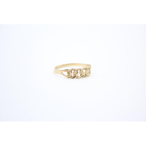 230 - A 9ct gold curb link design ring - approx. gross weight 0.9 grams