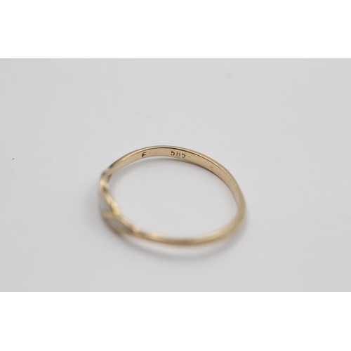 235 - A 9ct gold enamelled ring - approx. gross weight 0.8 grams