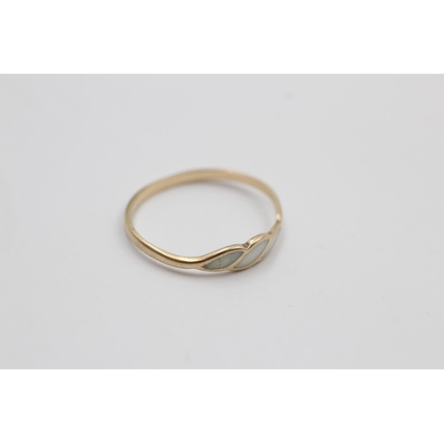 235 - A 9ct gold enamelled ring - approx. gross weight 0.8 grams