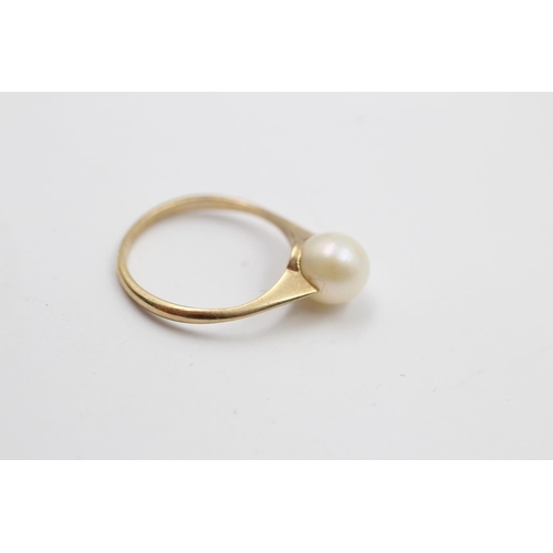 243 - A 9ct gold solitaire pearl ring - approx. gross weight 1.4 grams