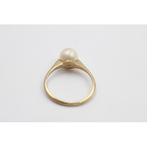 243 - A 9ct gold solitaire pearl ring - approx. gross weight 1.4 grams