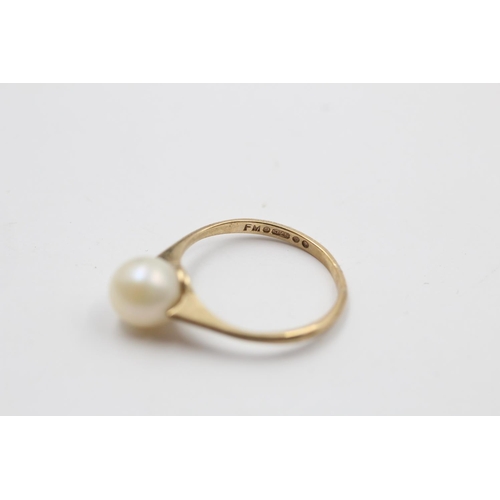 243 - A 9ct gold solitaire pearl ring - approx. gross weight 1.4 grams