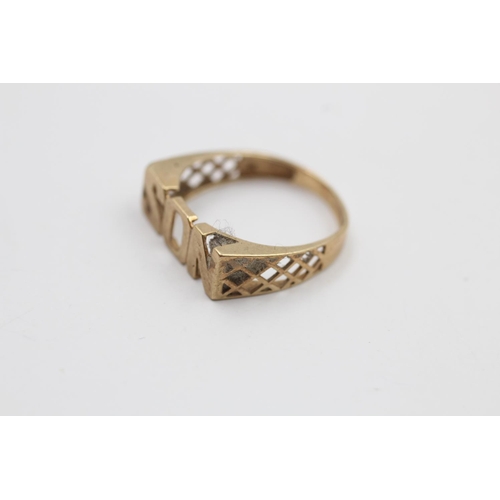 245 - A 9ct gold 'Son' ring - approx. gross weight 1.4 grams