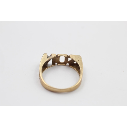 245 - A 9ct gold 'Son' ring - approx. gross weight 1.4 grams