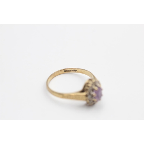 247 - A 9ct gold gemstone cluster ring with textured shoulders - approx. gross weight 1.9 grams