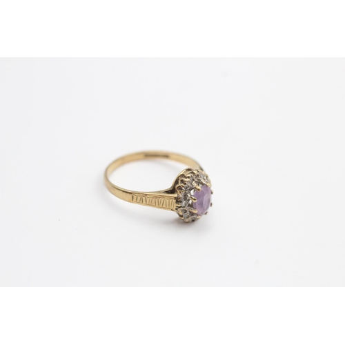 247 - A 9ct gold gemstone cluster ring with textured shoulders - approx. gross weight 1.9 grams