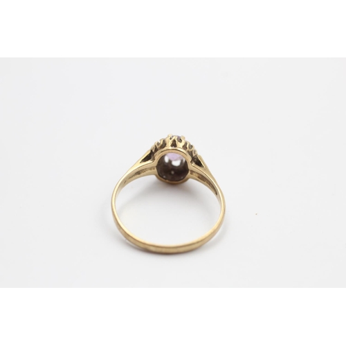 247 - A 9ct gold gemstone cluster ring with textured shoulders - approx. gross weight 1.9 grams