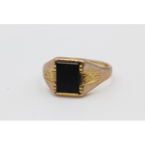 33 - A 9ct gold onyx signet ring - approx. gross weight 3 grams