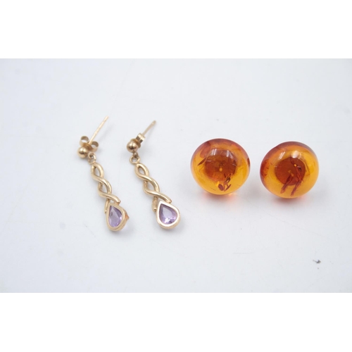 46 - Two pairs of 9ct gold earrings to include amber and amethyst - approx. combined gross weight 4 grams