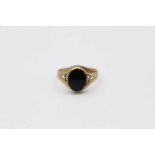 68 - A 9ct gold oval onyx signet ring - approx. gross weight 2.5 grams