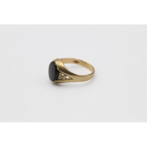 68 - A 9ct gold oval onyx signet ring - approx. gross weight 2.5 grams