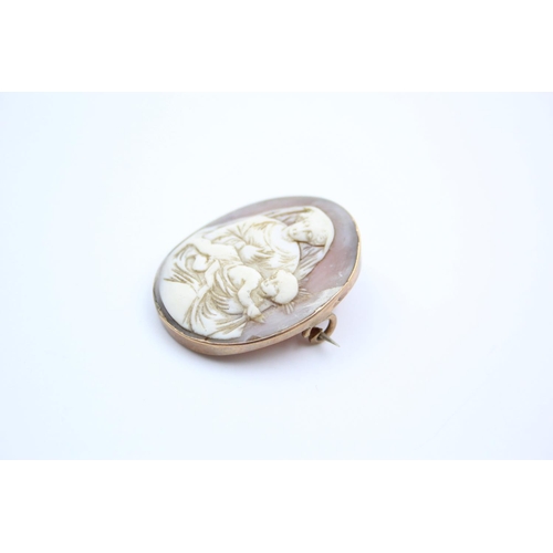 72 - An 8ct gold carved shell cameo brooch depicting Mother Mary and Baby Jesus - approx. gross weight 5.... 