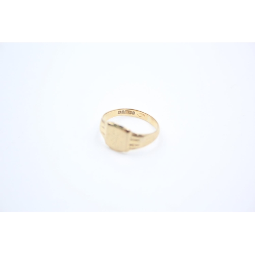 75 - A 9ct gold signet ring - approx. gross weight 1.9 grams