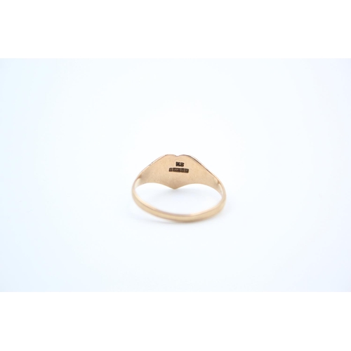 95 - A 9ct gold heart signet ring - approx. gross weight 1.6 grams