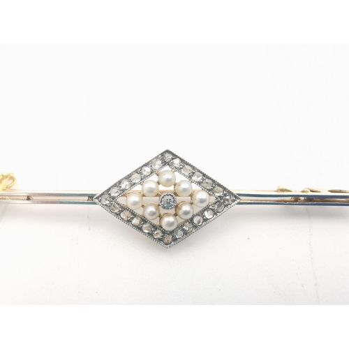 262 - An Edwardian yellow metal diamond and seed pearl bar brooch - approx. gross weight 3.56 grams