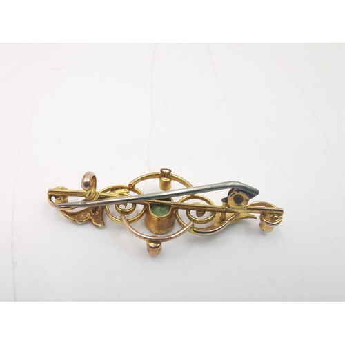 265 - An early 20th century yellow metal seed pearl and peridot set pin brooch - approx. gross weight 2.6 ... 