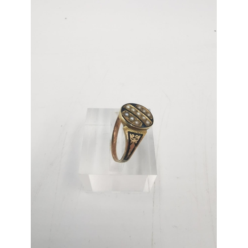 269 - A Victorian yellow metal, black enamel and seed pearl mourning ring, size P - approx. gross weight 2... 