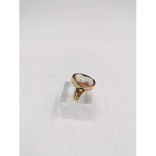 271 - A yellow gold cameo ring, size O ½ - approx. gross weight 2.9 grams