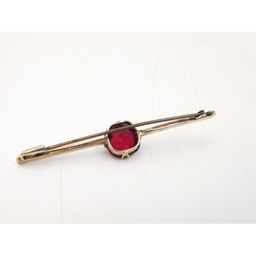 280 - An early 20th century 9ct gold ruby paste bar brooch - approx. gross weight 3.3 grams